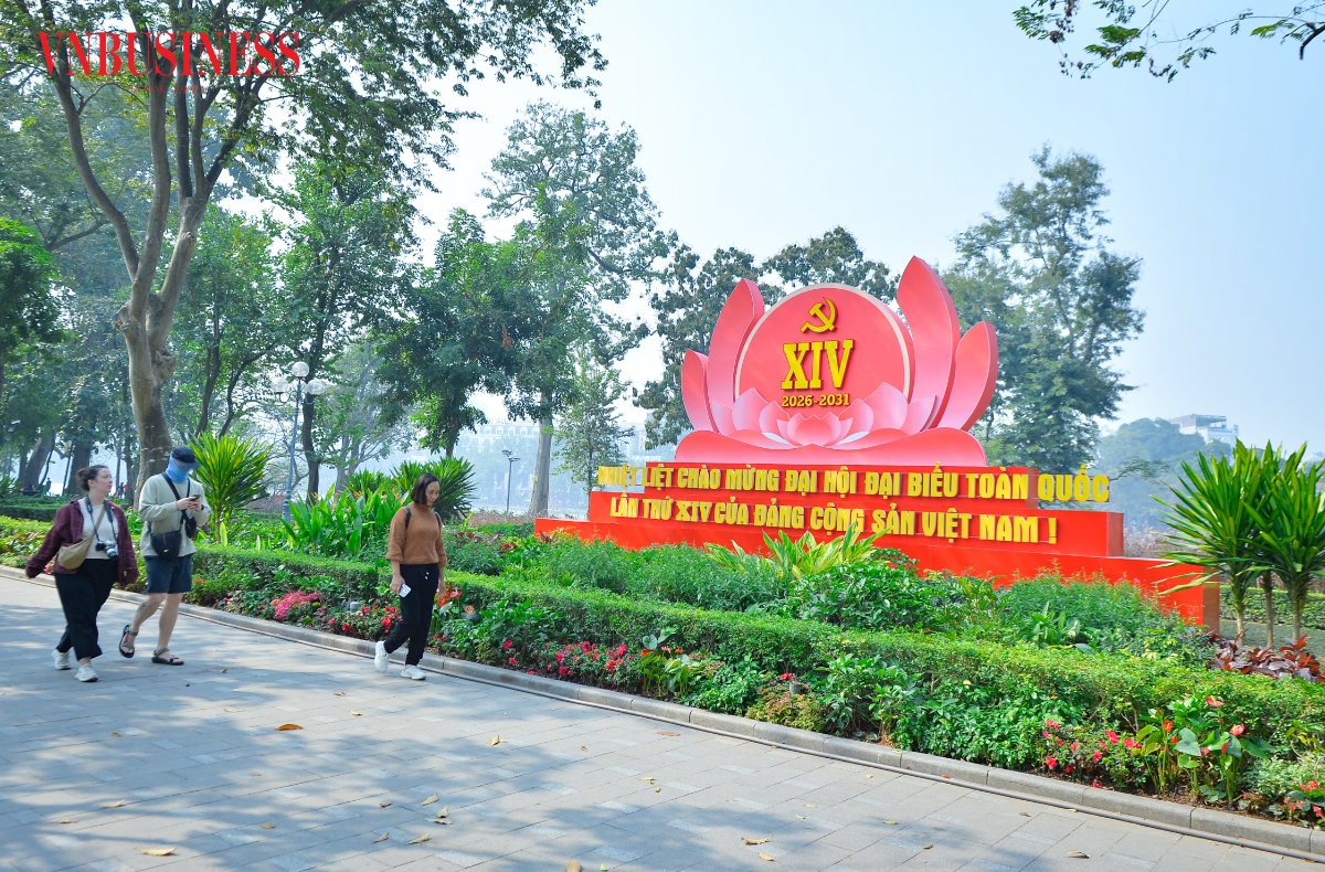 Các khẩu hiệu tuyên truyền với nội dung ngắn gọn, súc tích, nổi bật chủ đề Đại hội Đảng được bố trí tại những vị trí dễ quan sát, đông người qua lại, góp phần lan tỏa ý nghĩa chính trị sâu sắc của sự kiện trọng đại của đất nước.