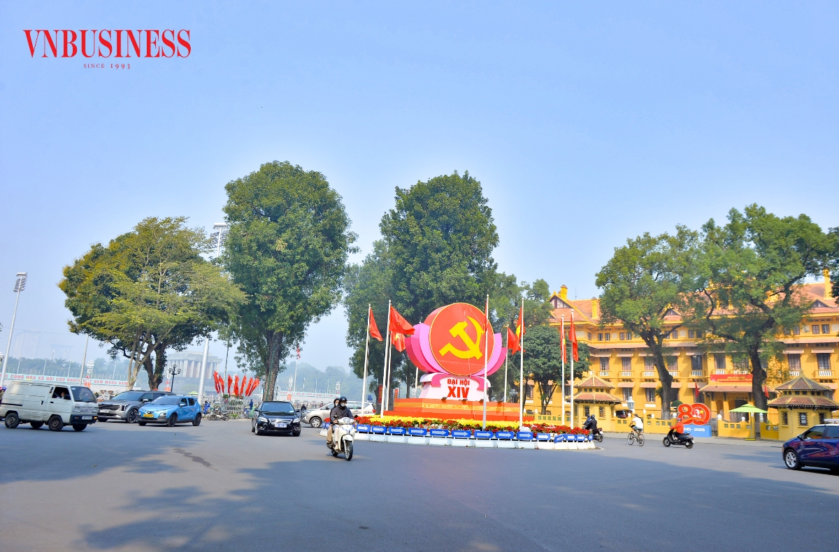Những ngày này, khắp các tuyến phố tại Hà Nội đã khoác lên mình màu áo rực rỡ đón mừng Đại hội đại biểu toàn quốc lần thứ XIV của Đảng. Tại nút giao Điện Biên Phủ - Độc Lập, biểu tượng búa liềm cùng cờ Đảng, cờ Tổ quốc được bố trí trang trọng ngay gần Lăng Chủ tịch Hồ Chí Minh.