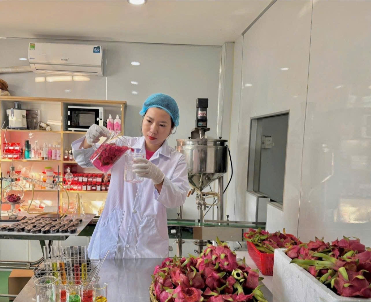 Cô kỹ sư công nghệ hóa học thành công khi tận dụng vỏ trái thanh long - phụ phẩm nông nghiệp để làm mỹ phẩm.