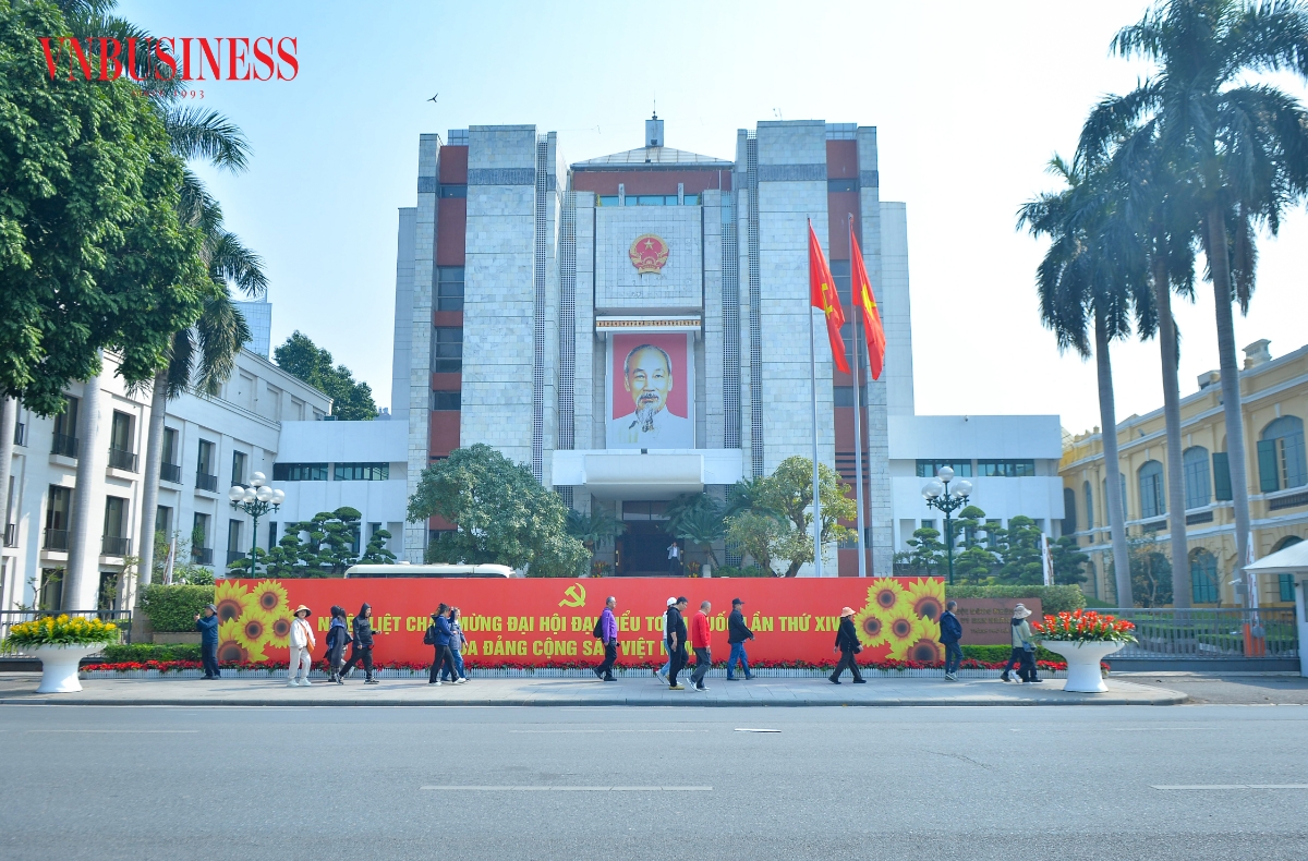Pano, khẩu hiệu tuyên truyền cỡ lớn được bố trí tại khu vực trước trụ sở HĐND - UBND thành phố Hà Nội, góp phần tạo điểm nhấn chào mừng Đại hội.