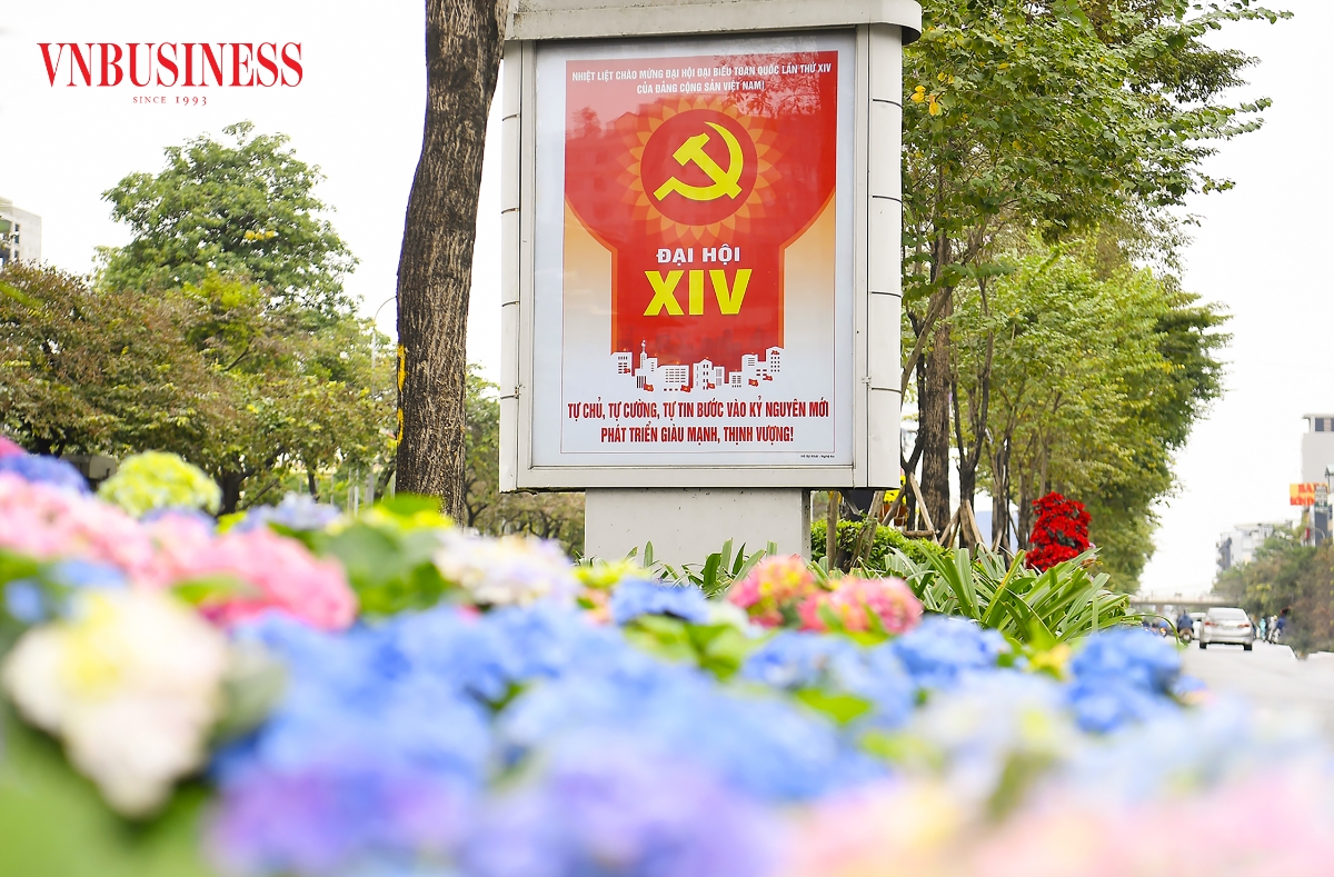 Cảnh quan được bài trí hài hòa, trang trọng không chỉ làm nổi bật không khí chào mừng sự kiện chính trị trọng đại của đất nước mà còn tạo ấn tượng tốt đẹp, thu hút sự quan tâm của đông đảo người dân và du khách.