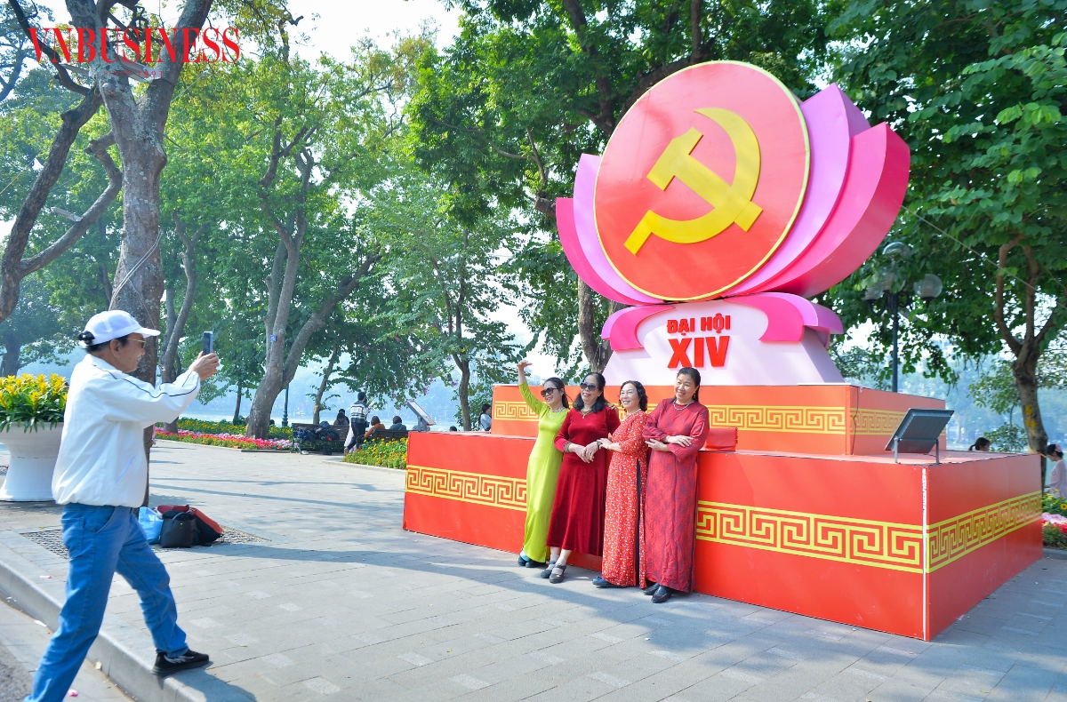 Cờ hoa rực rỡ hòa cùng nhịp sống sôi động của người dân và du khách, tạo nên bức tranh tươi mới, thể hiện niềm tin và kỳ vọng của Nhân dân đối với Đại hội Đảng.