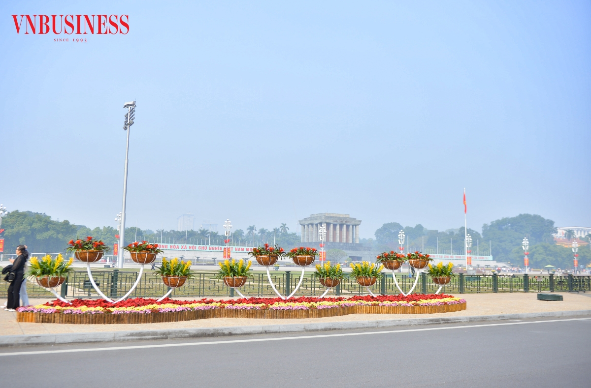 Việc trang hoàng cờ hoa, pano, áp phích chào mừng Đại hội đại biểu toàn quốc lần thứ XIV của Đảng không chỉ góp phần làm đẹp cảnh quan đô thị, mà còn thể hiện niềm tin, niềm tự hào và sự đồng thuận của nhân dân Thủ đô đối với sự kiện chính trị đặc biệt quan trọng của đất nước.