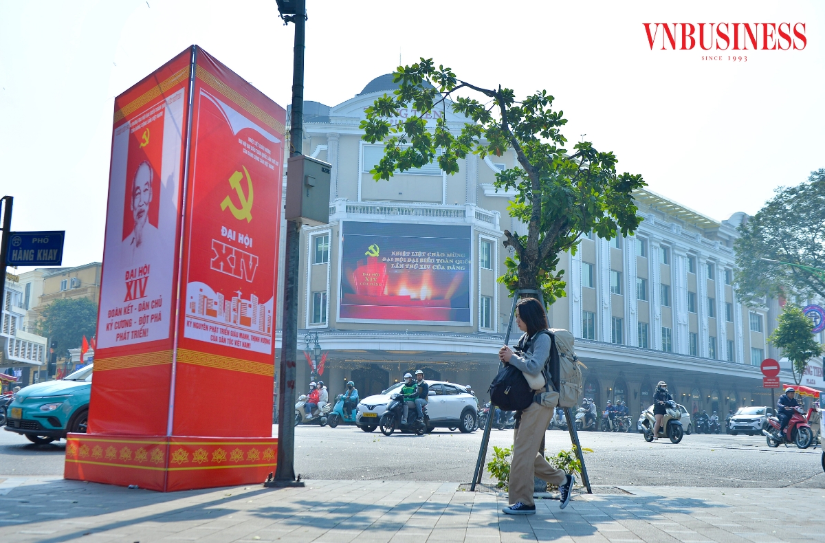 Khu vực hồ Hoàn Kiếm, trái tim của Thủ đô trở thành điểm nhấn nổi bật với không gian trang trí hài hòa giữa cảnh quan thiên nhiên và các cụm pano, áp phích chào mừng Đại hội Đảng.