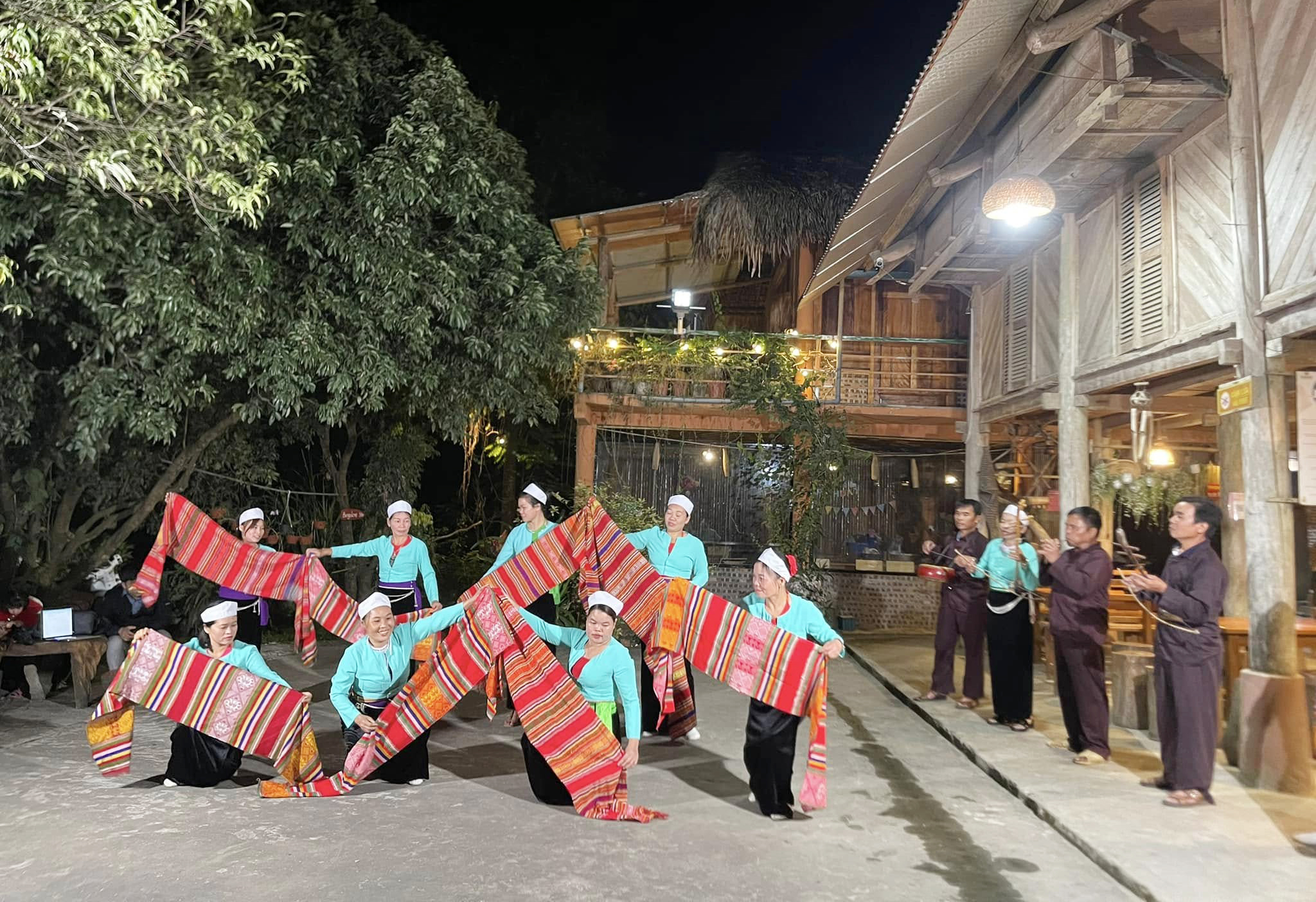 Hành trình ‘lặng lẽ đi, bền bỉ làm’ của một chàng trai Mường