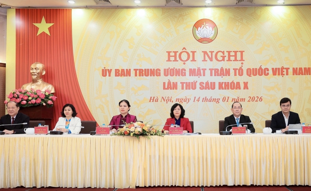 Bà Bùi Thị Minh Hoài, Ủy viên Bộ Chính trị, Bí thư Trung ương Đảng, Bí thư Đảng ủy MTTQ, các đoàn thể Trung ương, Chủ tịch UBTƯ MTTQ Việt Nam và các đồng chí chủ trì hội nghị.