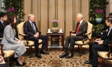 Phó Thủ tướng Thường trực Nguyễn Hòa Bình trao đổi với Bộ trưởng Cao cấp Singapore Lý Hiển Long.