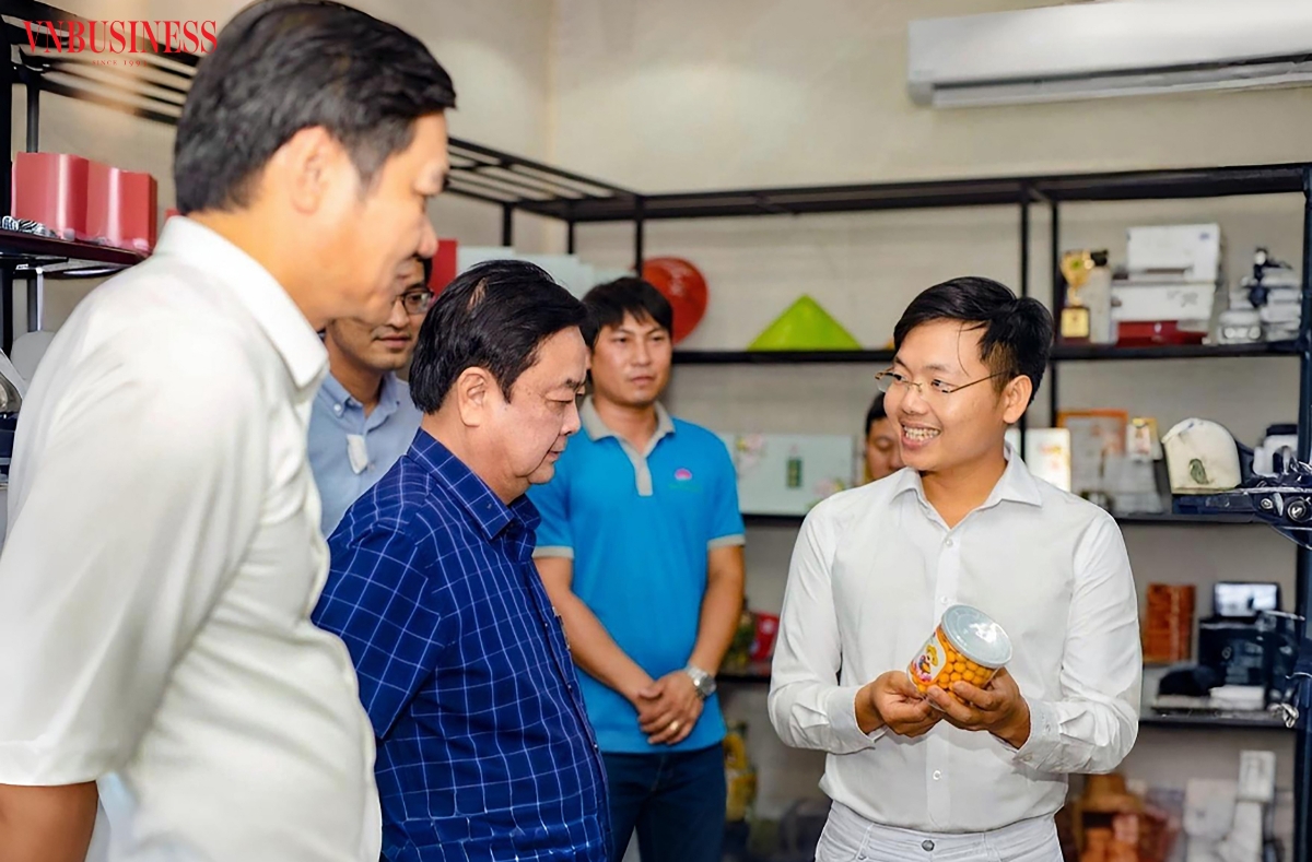 Phó Chủ tịch Quốc hội Lê Minh Hoan tham quan khu trưng bày và giới thiệu sản phẩm của HTX Nông nghiệp Sen quê Bác.