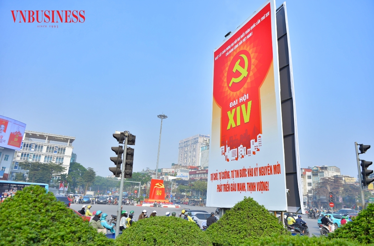 Hình ảnh các biểu ngữ ca ngợi Đảng Cộng sản Việt Nam cùng hướng về sự kiện trọng đại của dân tộc.