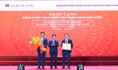 Đồng chí Tô Huy Vũ - Bí thư Đảng ủy, Chủ tịch HĐTV, đồng chí Phạm Toàn Vượng - Phó Bí thư Đảng ủy, Thành viên HĐTV, Tổng Giám đốc đại diện tập thể Ngân hàng Nông nghiệp và Phát triển nông thôn (Agribank) vinh dự nhận bằng khen của Thống đốc Ngân hàng Nhà nước Việt Nam