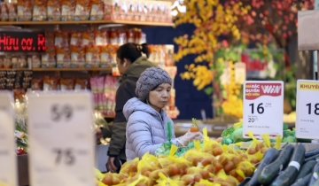 Tết Bính Ngọ 2026: Hàng siêu thị rẻ hơn chợ, dân buôn ồ ạt “vét” hàng