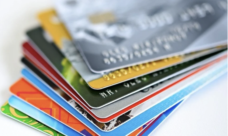 Hàng loạt ngân hàng mạnh tay đóng tài khoản