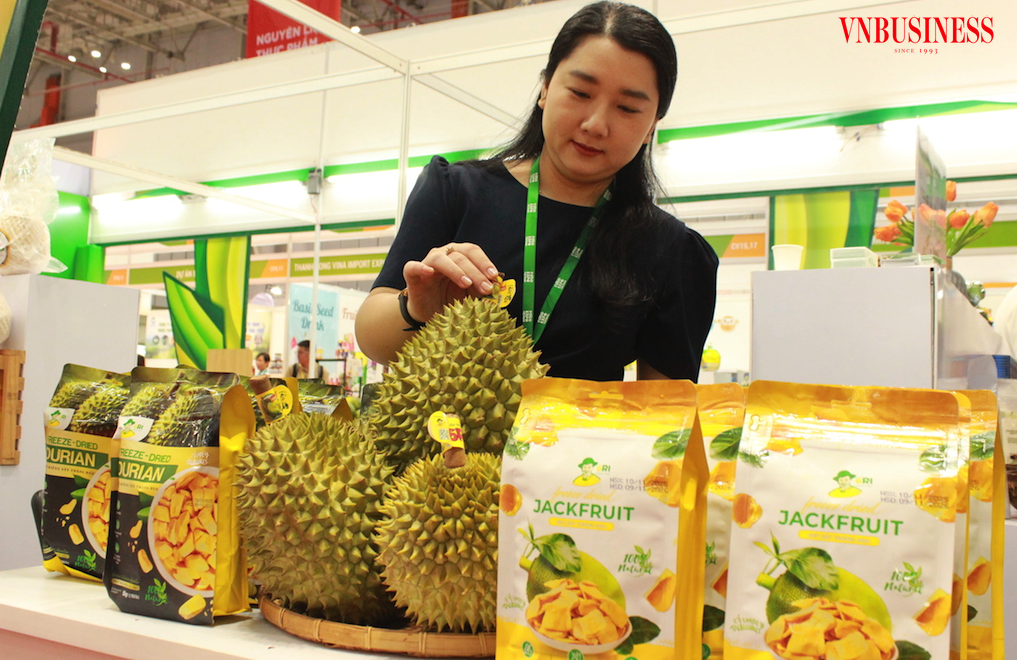 Nhờ nâng cao mã số vùng trồng thông qua mô hình cộng sinh giữa DN – nông dân – HTX như vậy đã tăng sức cạnh tranh và giá trị kinh tế cho trái sầu riêng Việt Nam trên thị trường quốc tế.