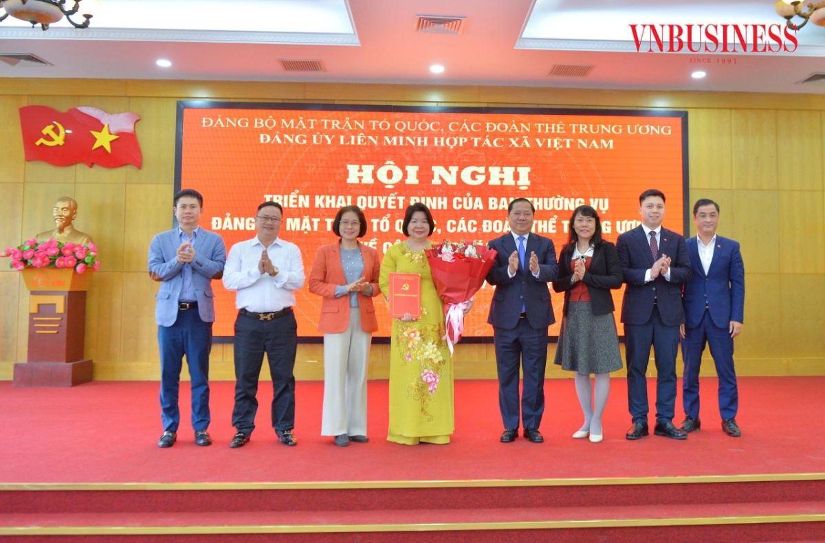 Các đại biểu chúc mừng Bí thư Đảng ủy Liên minh Hợp tác xã Việt Nam.