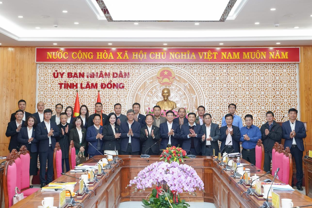 Các đại biểu chụp ảnh lưu niệm tại sự kiện. (Ảnh: Cổng thông tin điện tử tỉnh Lâm Đồng)