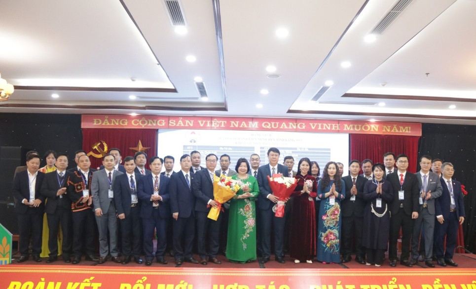 Lãnh đạo Liên minh HTX Việt Nam và lãnh đạo tỉnh tặng hoa chúc mừng Ban Chấp hành Liên minh HTX tỉnh khóa VII nhiệm kỳ 2025 - 2030.