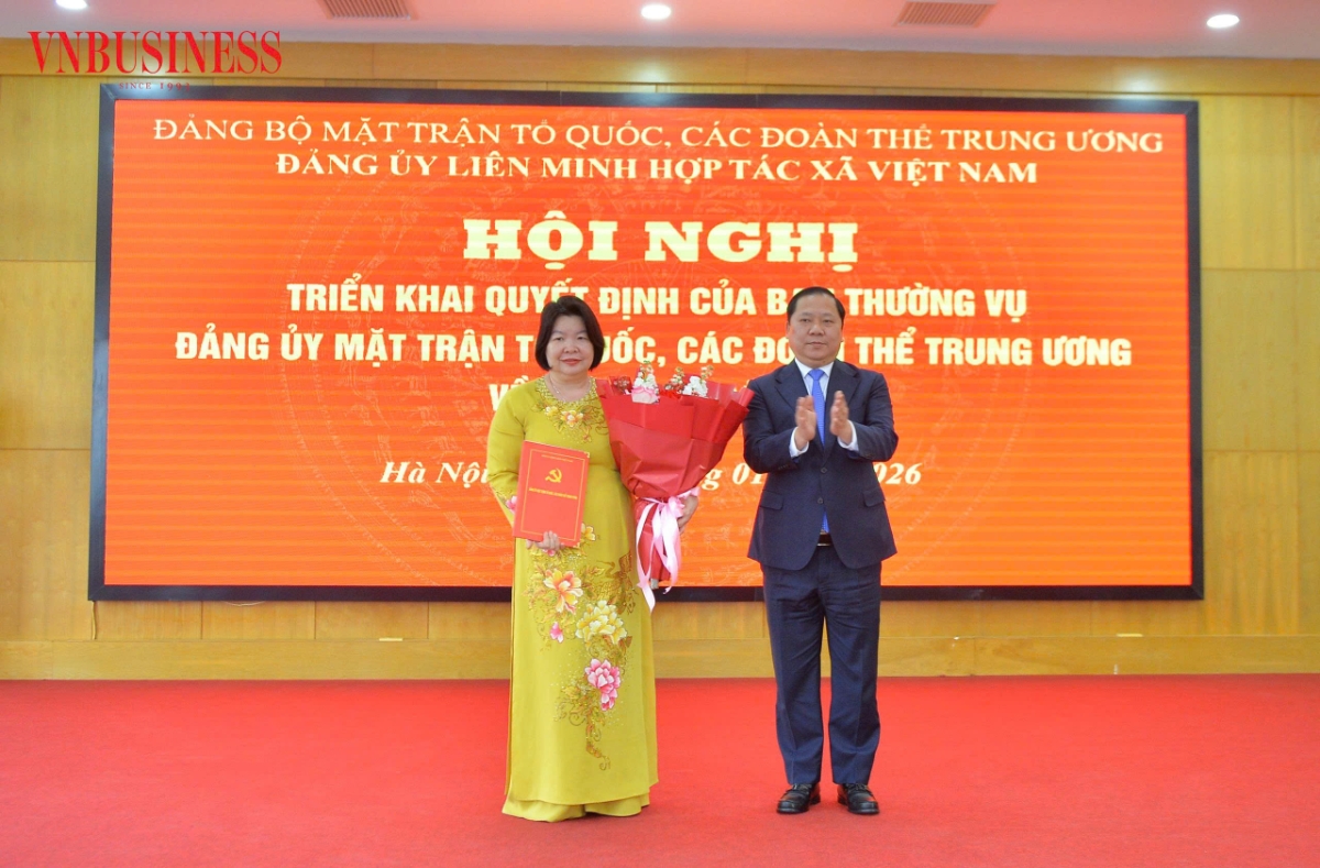 Ông Nguyễn Phi Long, Phó Bí thư Đảng ủy Mặt trận Tổ quốc, các đoàn thể Trung ương, trao quyết định cho bà Cao Xuân Thu Vân.
