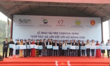 Đại diện các HTX nhận tài trợ từ chương trình.