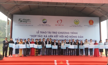 Đại diện các HTX nhận tài trợ từ chương trình.