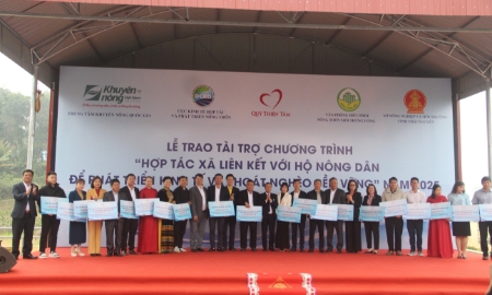 Đại diện các HTX nhận tài trợ từ chương trình.
