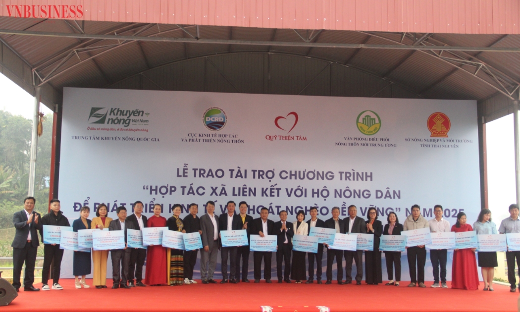 Đại diện các HTX nhận tài trợ từ chương trình.