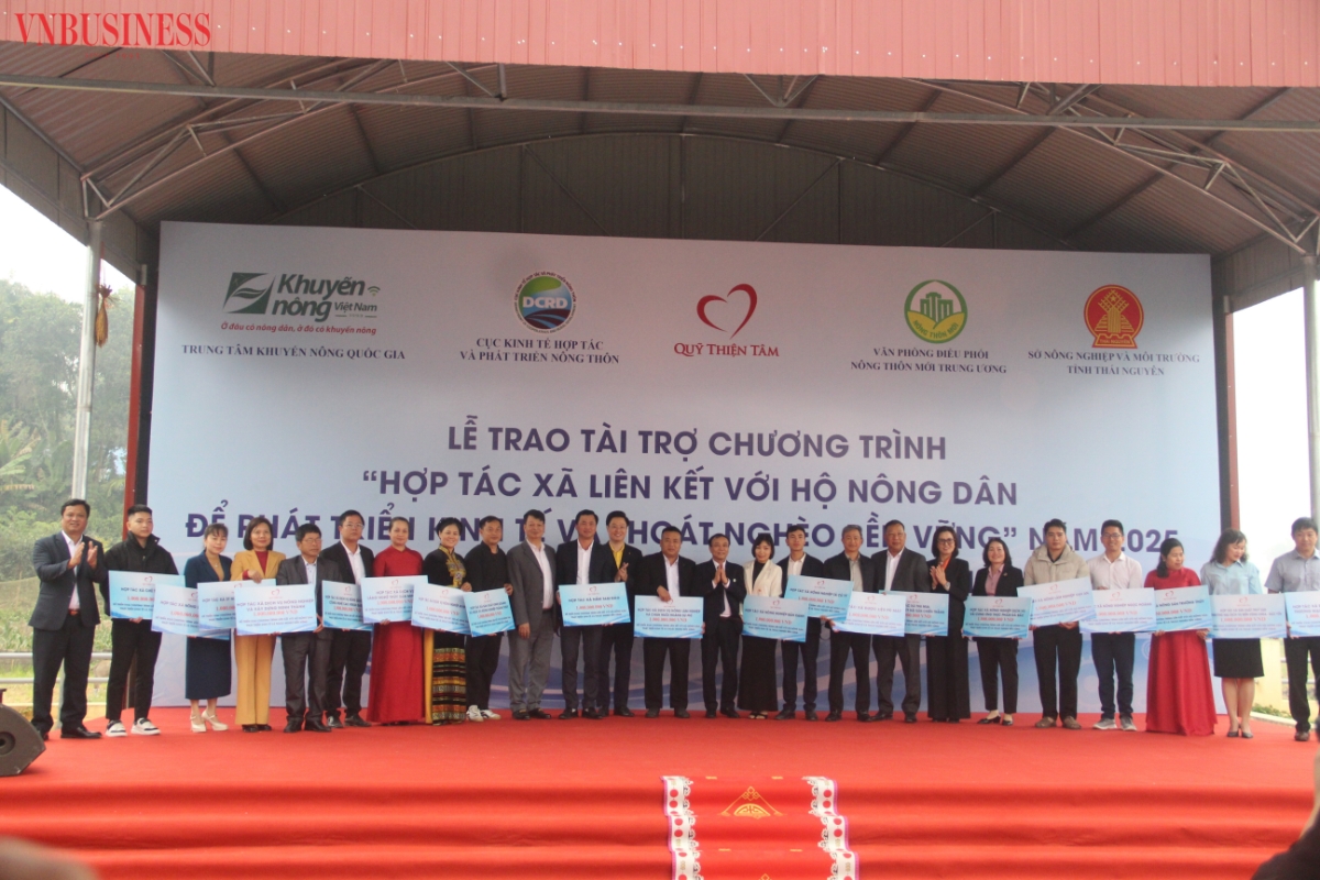 Đại diện các HTX nhận tài trợ từ chương trình.