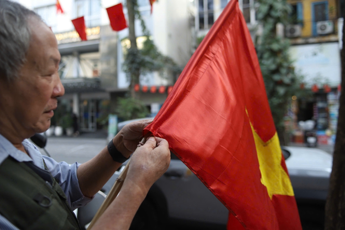 Người dân phấn khởi chào mừng Đại hội Đảng toàn quốc.