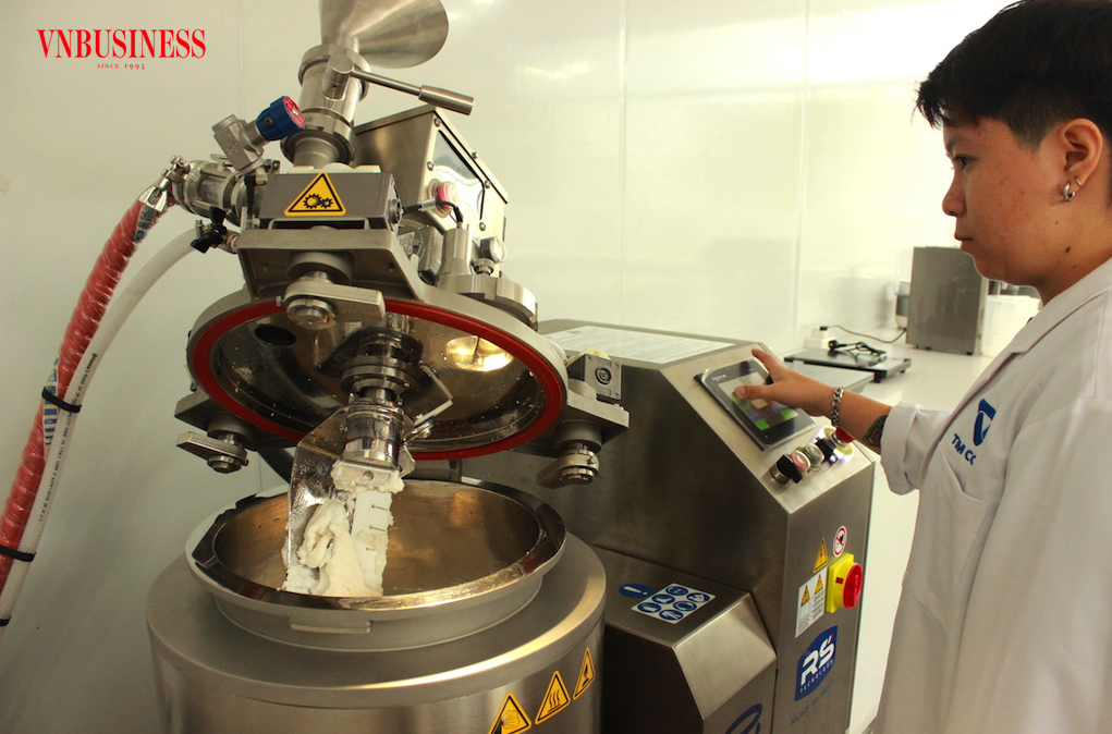 Vận hành máy móc tự động hóa vừa giúp DN tinh gọn bộ máy sản xuất vừa cắt giảm chi phí nhân công.