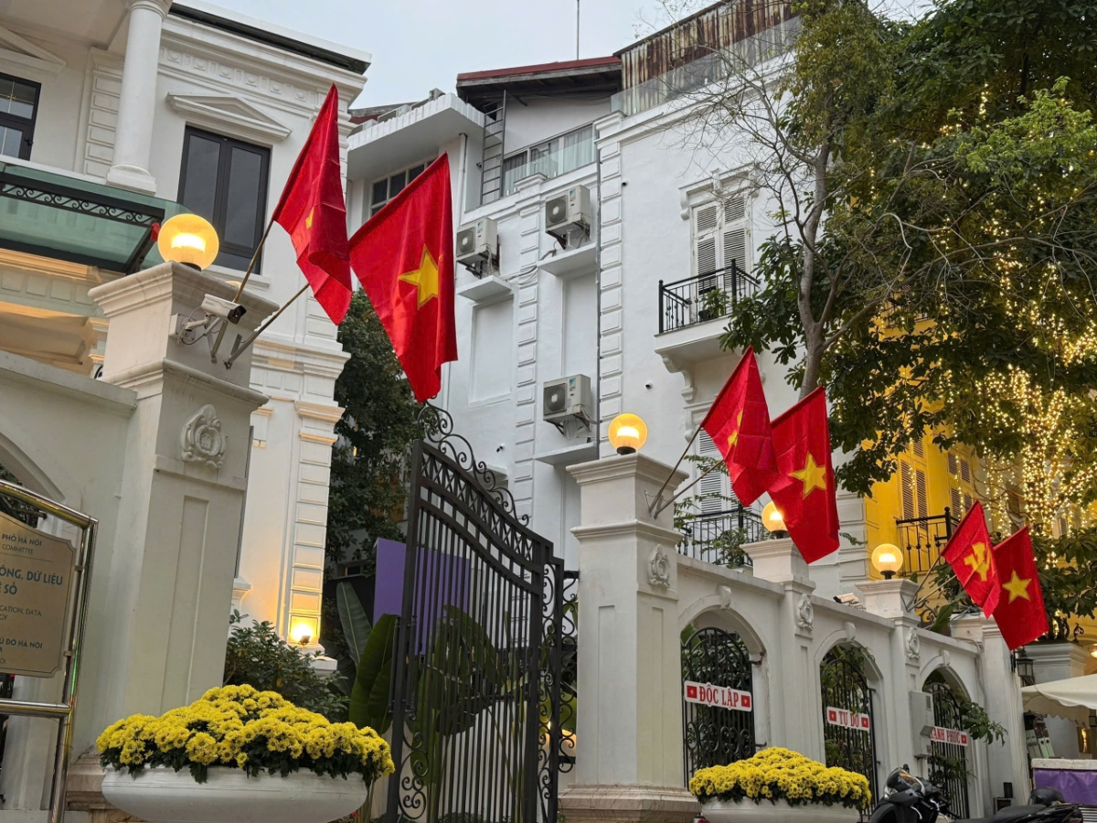 Các cơ quan, doanh nghiệp được trang trí trang trọng, đồng bộ, tạo nên diện mạo tươi mới.