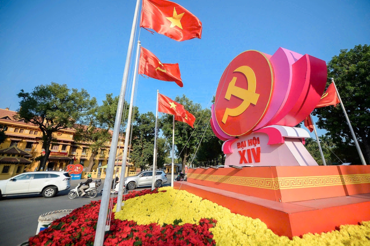 Sắc hoa rực rỡ trên các tuyến phố, nút giao thông, được thay mới mang lại vẻ tươi mới, rực rỡ cho Thủ đô.