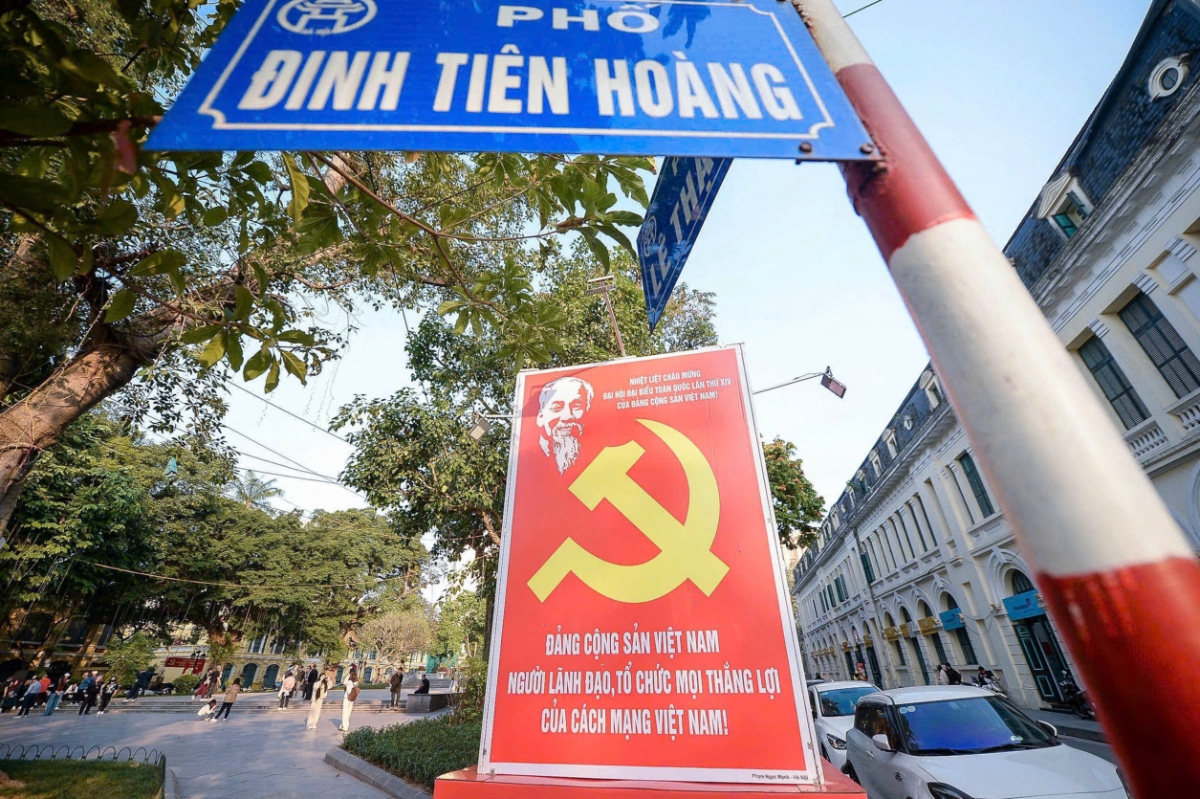 Cờ, panô, áp phích được treo trang trọng trên các tuyến phố tạo tinh thần phấn khởi, tự hào.