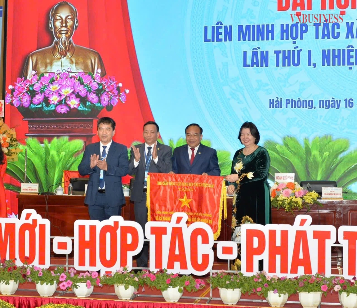 Lãnh đạo Liên minh HTX Việt Nam trao cờ thi đua.
