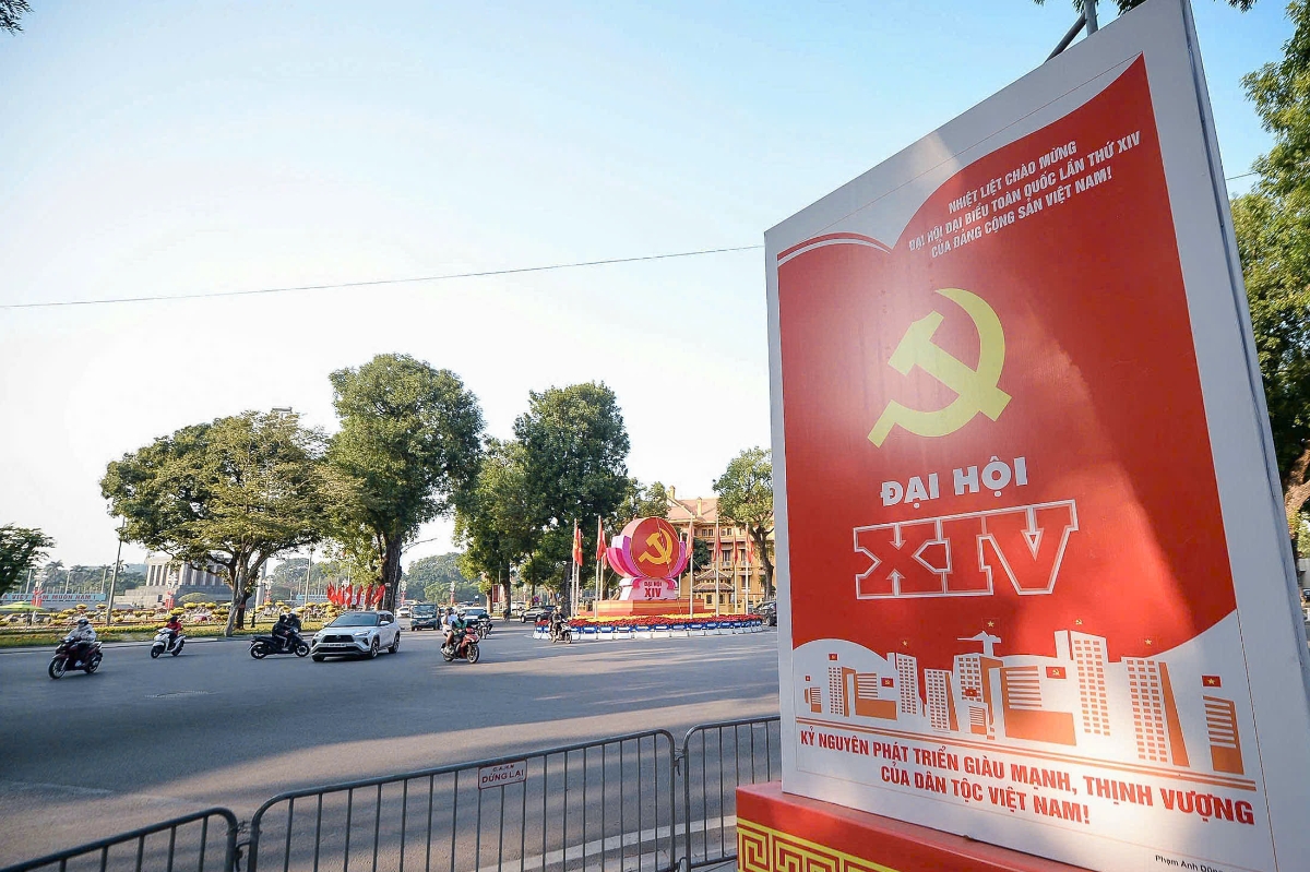 Cờ, panô, áp phích được treo trang trọng trên các tuyến phố tạo tinh thần phấn khởi, tự hào.