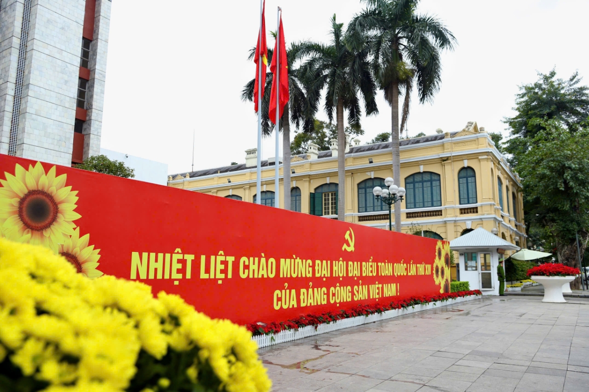 Cờ, panô, áp phích được treo trang trọng trên các tuyến phố tạo tinh thần phấn khởi, tự hào.