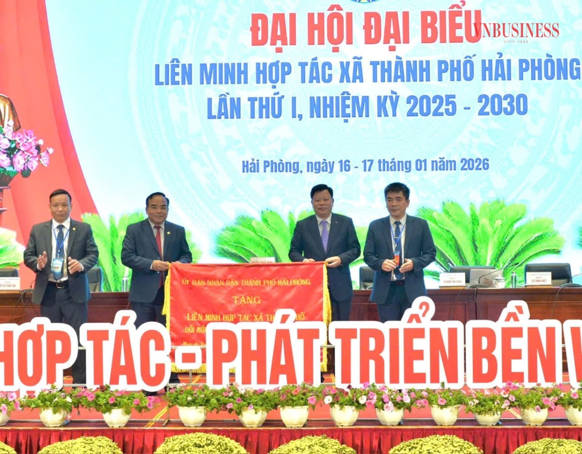 Lãnh đạo thành phố trao tặng Liên minh HTX TP bức trướng với chủ đề "Đổi mới - Hợp tác - Phát triển bền vững".