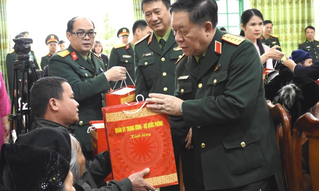 Đại tướng Nguyễn Trọng Nghĩa trao quà tặng các gia đình chính sách, người có công trên địa bàn tỉnh Cao Bằng. Ảnh: ANH MINH