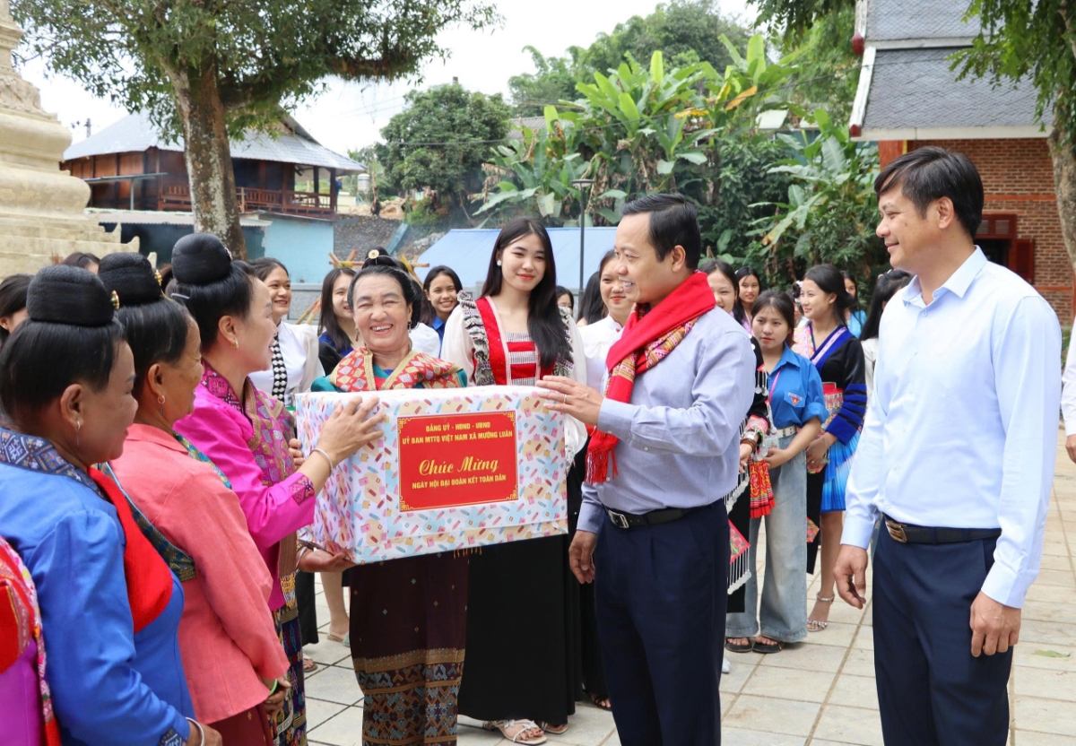 Bí thư Tỉnh ủy Trần Tiến Dũng tặng quà người dân bản Mường Luân 1, xã Mường Luân nhân Ngày hội Đại đoàn kết toàn dân tộc năm 2025.