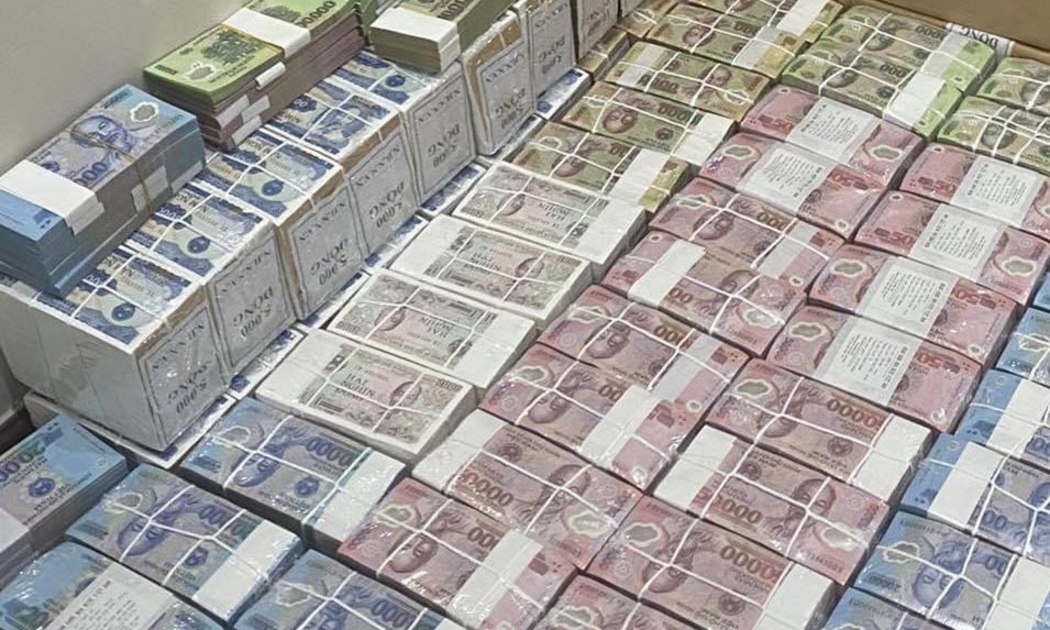 Hành vi đổi tiền không đúng thẩm quyền, thu phí là vi phạm pháp luật.