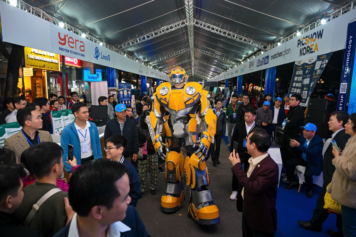 Khu vực trải nghiệm công nghệ tại Techfest 2025 được đặt ngay trên phố đi bộ Hồ Gươm, thu hút đông đảo lượt khách ghé thăm. Ảnh. Giang Huy