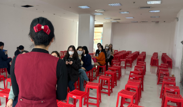 Tiệm vàng mở lớp học, bật đèn bán xuyên trưa