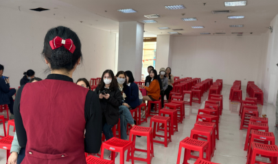 Người dân tranh thủ giờ trưa để chờ mua vàng