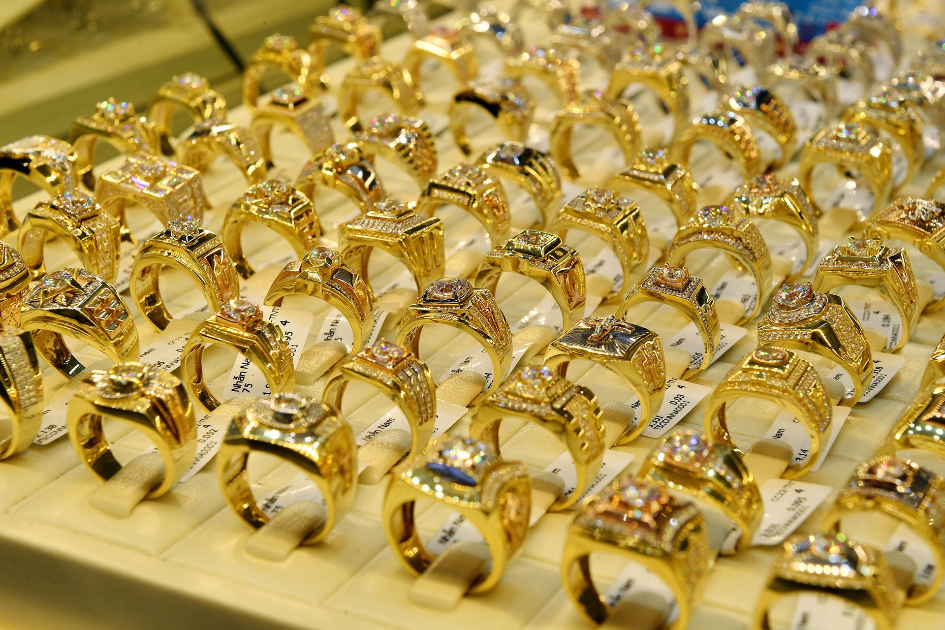 Vàng nhẫn và vàng miếng đều neo sát 163 triệu đồng/lượng
