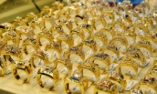 Vàng nhẫn và vàng miếng đều neo sát 163 triệu đồng/lượng