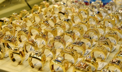 Vàng nhẫn và vàng miếng đều neo sát 163 triệu đồng/lượng