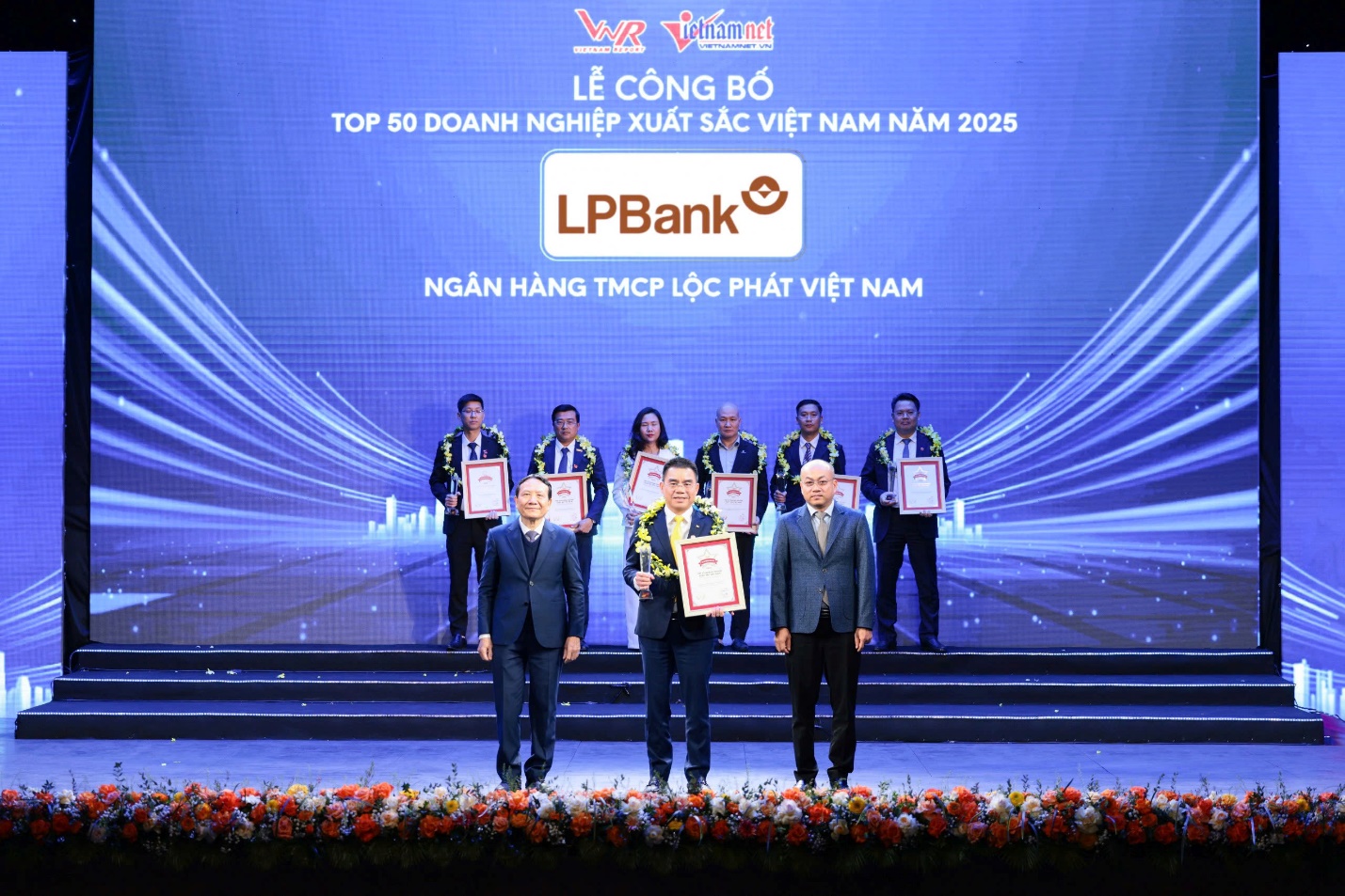 Ông Hồ Nam Tiến – Chủ tịch HĐQT LPBank (giữa) nhận cúp và chứng nhận Top 50 Vietnam The Best từ Ban tổ chức.