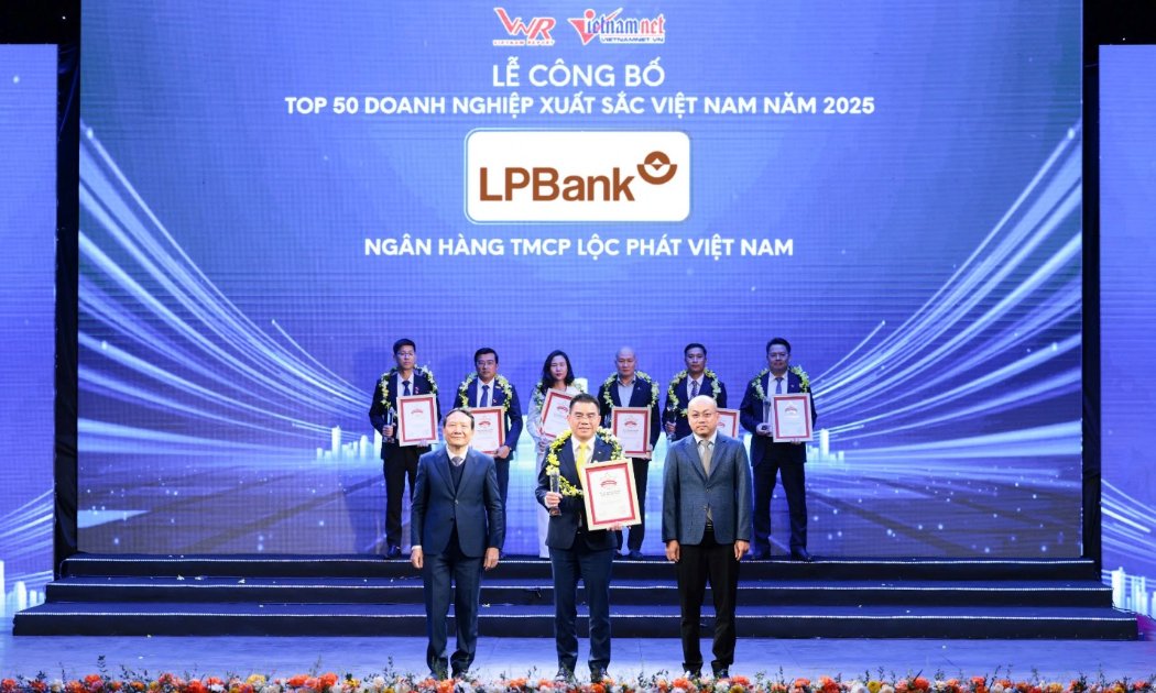 Ông Hồ Nam Tiến – Chủ tịch HĐQT LPBank (giữa) nhận cúp và chứng nhận Top 50 Vietnam The Best từ Ban tổ chức.