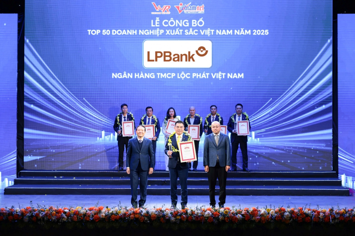 Ông Hồ Nam Tiến – Chủ tịch HĐQT LPBank (giữa) nhận cúp và chứng nhận Top 50 Vietnam The Best từ Ban tổ chức.