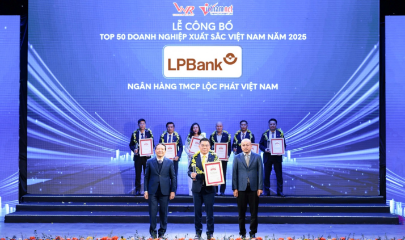 Ông Hồ Nam Tiến – Chủ tịch HĐQT LPBank (giữa) nhận cúp và chứng nhận Top 50 Vietnam The Best từ Ban tổ chức.