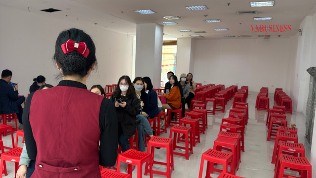 Hoạt động bán vàng xuyên trưa cho thấy áp lực cầu gia tăng trong bối cảnh giá vàng biến động mạnh.