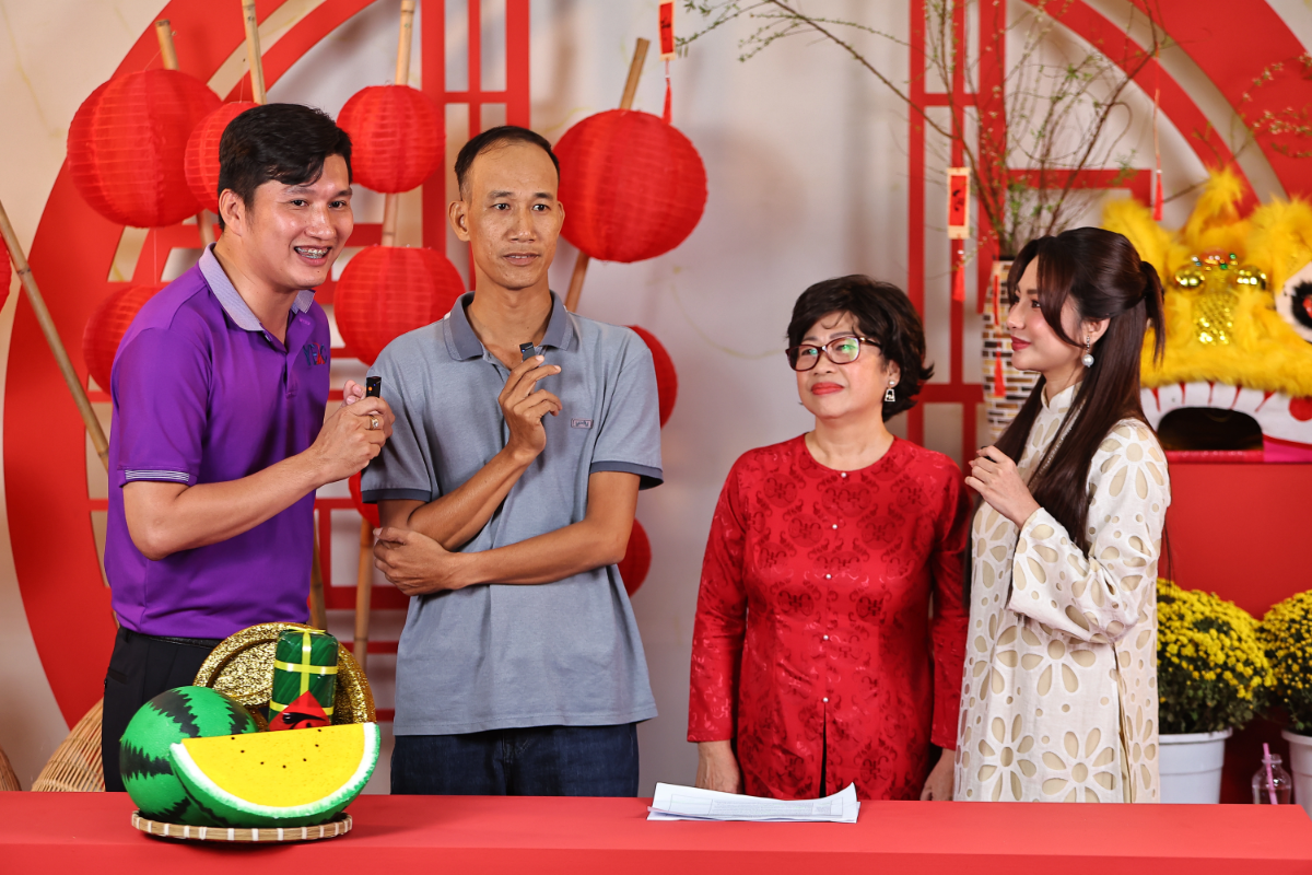 Livestream bán hàng dịp cận Tết bước vào mùa cao điểm, nhiều studio kín lịch từ sớm.